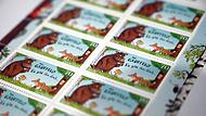 Illustrator Axel Scheffler pr&auml;sentiert Sonderbriefmarke
