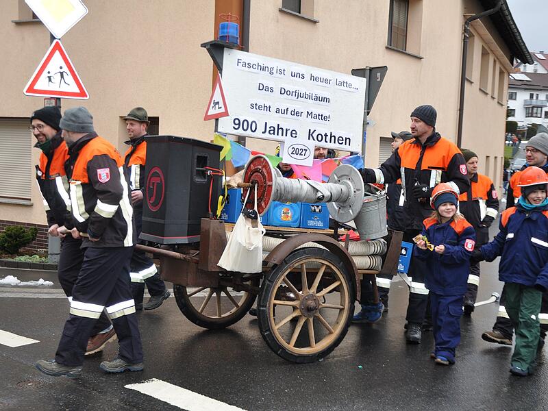 Die FFW Kothen mit Spritzenwagen und Werbung f&uuml;r die 900-Jahr-Feier in Kothen im kommenden Jahr 2027
