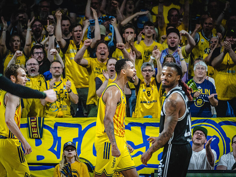 Norris Agbakoko jubelt nach einem Korbleger plus Foulpfiff, der Bamberger Cobe Williams (im Vordergrund) ist bedient.