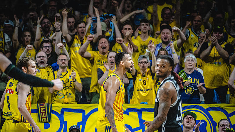 Norris Agbakoko jubelt nach einem Korbleger plus Foulpfiff, der Bamberger Cobe Williams (im Vordergrund) ist bedient.
