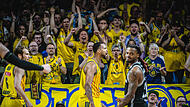 Norris Agbakoko jubelt nach einem Korbleger plus Foulpfiff, der Bamberger Cobe Williams (im Vordergrund) ist bedient.