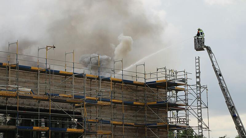 Nach dem Brand auf dem Dach des Kitzinger Staatsarchivs steht die Ursache weiterhin noch nicht fest. Nach dem Brand auf dem Dach des Kitzinger Staatsarchivs steht die Ursache weiterhin noch nicht fest.