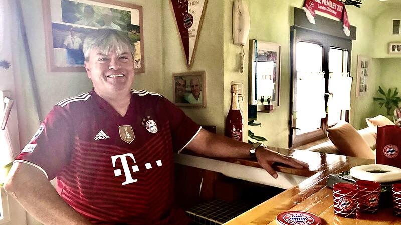 Der Chef-Sessel in der Wildenheider Allianz-Arena gehört Gastgeber Robert Wiesner. Bei jedem Bayern-Tor gibt es eine Runde Ramazzotti. Das 8:2 gegen Barcelona und das 9:0 gegen Schalke waren besonders lustig… Der Chef-Sessel in der Wildenheider Allianz-Arena gehört Gastgeber Robert Wiesner. Bei jedem Bayern-Tor gibt es eine Runde Ramazzotti. Das 8:2 gegen Barcelona und das 9:0 gegen Schalke waren besonders lustig…