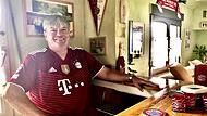 Der Chef-Sessel in der Wildenheider Allianz-Arena gehört Gastgeber Robert Wiesner. Bei jedem Bayern-Tor gibt es eine Runde Ramazzotti. Das 8:2 gegen Barcelona und das 9:0 gegen Schalke waren  besonders lustig…