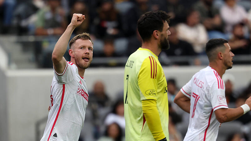 Cedric Teuchert (links) bejubelt den Führungstreffer von St. Louis City FC in Los Angeles.