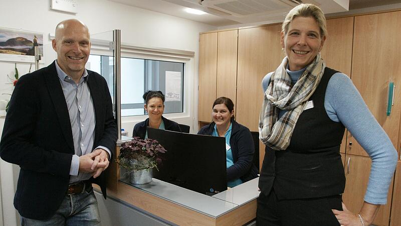 Sind gl&uuml;cklich mit der 35-Stunden-Woche in der Betty-Ford-Klinik (von links): Verwaltungsdirektor Sven Marquardt, Pflegedienstleiterin Sabrina Burger, Pflegerin Sandra Beck und Verwaltungsassistentin Tanja Br&auml;hler.