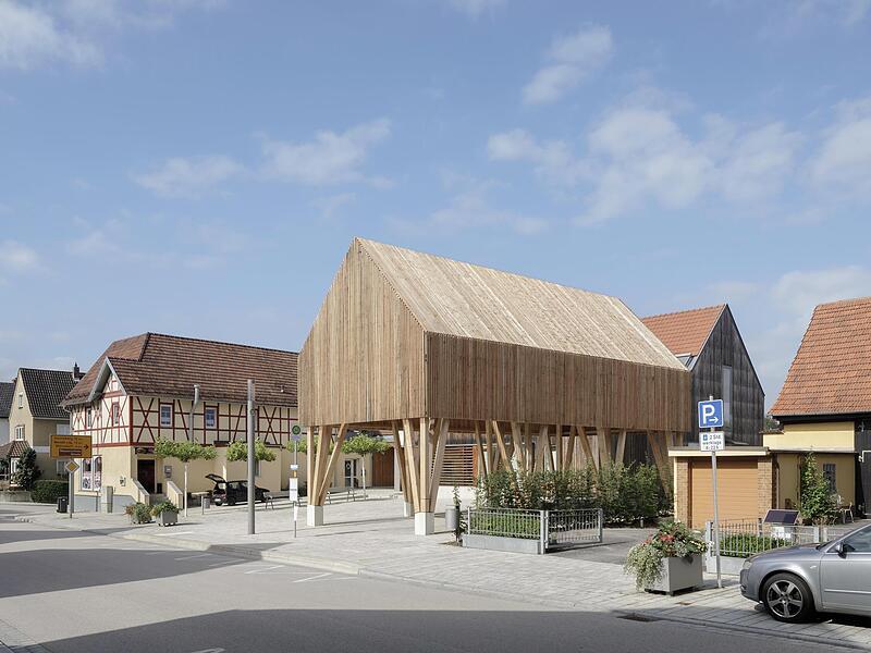 Der Pavillon fügt sich in den Ortskern ein. Der Pavillon fügt sich in den Ortskern ein.