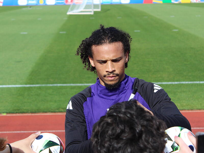B&auml;lle wurden nicht nur geworfen, sondern auch flei&szlig;ig signiert, z.B. von Leroy San&eacute;.