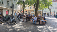 Die wenigen schattigen Plätze am Grünen Markt sind in der heißen Sommerzeit meist schon besetzt.