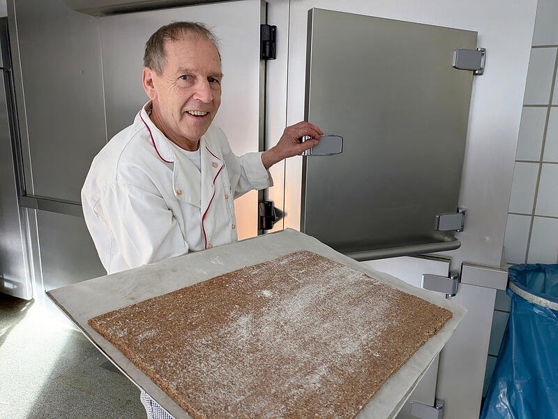 So schaut der Teig für die Zimtsterne aus, wenn er von Erwin Wirth aus der Kühlung geholt wird. Dort hatte der Teig idealerweise über Nacht Zeit zum Ruhen.