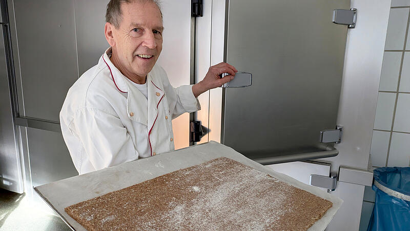 So schaut der Teig für die Zimtsterne aus, wenn er von Erwin Wirth aus der Kühlung geholt wird. Dort hatte der Teig idealerweise über Nacht Zeit zum Ruhen.