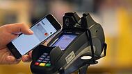 Smartphone zum Bezahlen an der Kasse eines Supermarkts