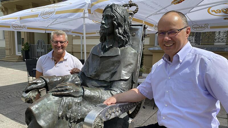 Protagonisten rund um das Rakoczy-Fest: Thomas Lutz (links) und Bruno Heynen am Denkmal des F&uuml;rsten R&aacute;k&oacute;czi in Bad Kissingen.