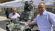 Protagonisten rund um das Rakoczy-Fest: Thomas Lutz (links) und Bruno Heynen am Denkmal des Fürsten Rákóczi in Bad Kissingen.