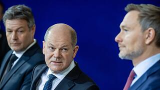 Kanzler Scholz mit Ministern Habeck und Lindner