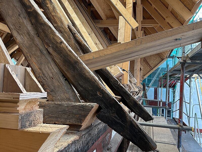 Rathaussanierung Forchheim - Stand Dezember 2022Rathaussanierung Forchheim - Stand Dezember 2022 Am Dachgebälk gibt es einiges zu tun, die Schäden sind schlimmer als zunächst angenommen.
