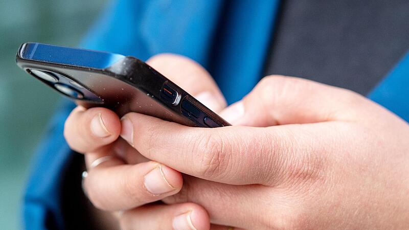 Auf zwei Parkpl&auml;tzen in der Region wurden Mobiltelefone aus Autos gestohlen.