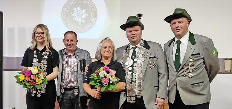 Die Schützenkönige von Edelweiß Huppendorf (von rechts): Zweiter Vorsitzender Robert Grasser, Vorsitzender Tobias Söllner, Maria Schobert, Willibald Grasser und Hannah Schwarzmann.