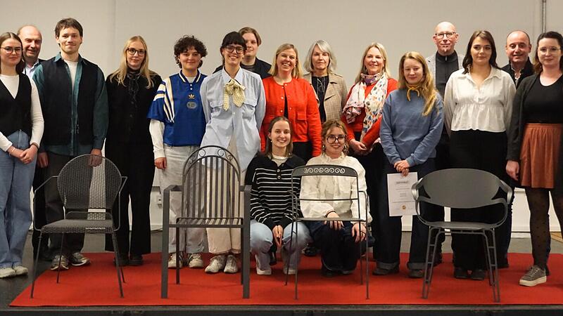 Gelungener Abschluss einer besonderen Kooperation: Die Teams des Projekts &sbquo;Hochstapler&lsquo; pr&auml;sentierten ihre Entw&uuml;rfe in der Alten K&uuml;hlhalle Coburg vor Vertretern der Wirtschaft, der Hochschule Coburg und des Designforums Oberfranken.