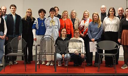 Gelungener Abschluss einer besonderen Kooperation: Die Teams des Projekts ‚Hochstapler‘ präsentierten ihre Entwürfe in der Alten Kühlhalle Coburg vor Vertretern der Wirtschaft, der Hochschule Coburg und des Designforums Oberfranken. Gelungener Abschluss einer besonderen Kooperation: Die Teams des Projekts ‚Hochstapler‘ präsentierten ihre Entwürfe in der Alten Kühlhalle Coburg vor Vertretern der Wirtschaft, der Hochschule Coburg und des Designforums Oberfranken.