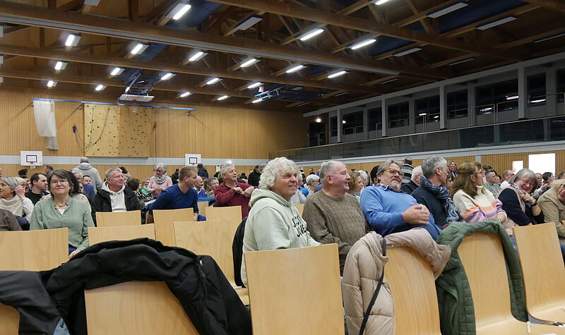 Der Saal f&uuml;llt sich.