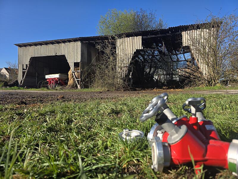 Am n&auml;chsten Morgen: Von der Scheune ist nur noch ein verru&szlig;tes Gerippe &uuml;brig.