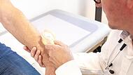Bei der Vorsorge-Untersuchung begutachtet der Hautarzt auffällige Hautveränderungen. Bei der Vorsorge-Untersuchung begutachtet der Hautarzt auffällige Hautveränderungen.