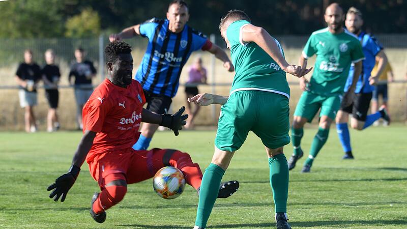 Hier scheitert der Neudrossenfelder Levin Pauli noch am Brucker Torwart Emmanuel Asamoah. Zwei Mal &uuml;berwand er ihn aber.