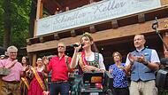 Besonderer Moment beim Anstich des Annafestes 2025: Bierkönigin Karolin I. (Karolin Kübel) singt zum ersten Mal die neue Kellerwald-Hymne.