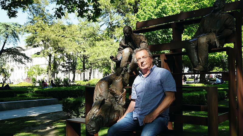 Michael M&uuml;ller vor dem Denkmal der  lachenden Chinesen in Porto.