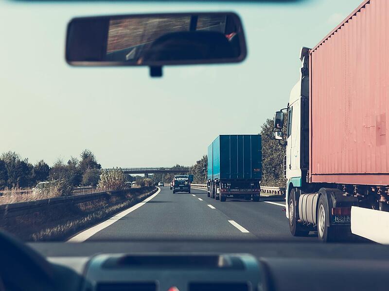 "Ausflug ins Bankett" - Fahrer (19) kollidiert mit Lkw auf A70