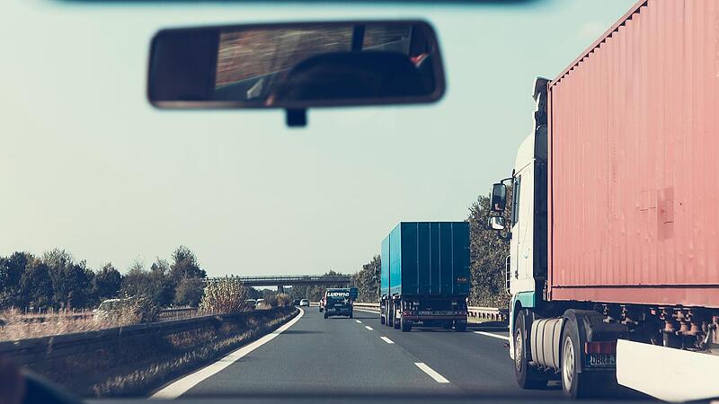 "Ausflug ins Bankett" - Fahrer (19) kollidiert mit Lkw auf A70