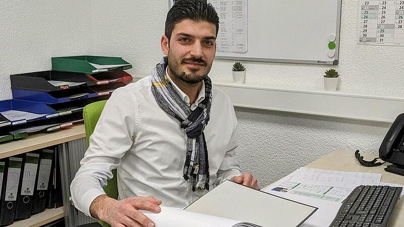 Der Syrer Amer Al Hakawati ist selbst  ein Beispiel f&uuml;r gelungene Integration. Seit drei Jahren hilft er Migranten bei der Integration.