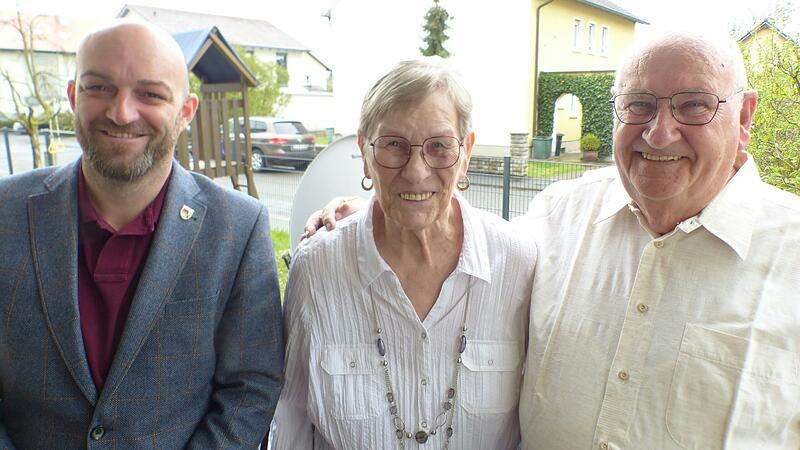 Bei bester Gesundheit feierten Ulrike und Peter Linke ihren 60. Hochzeitstag. Volkachs stellvertretender Bürgermeister Udo Gebert (links) gratulierte im Namen der Stadt. Bei bester Gesundheit feierten Ulrike und Peter Linke ihren 60. Hochzeitstag. Volkachs stellvertretender Bürgermeister Udo Gebert (links) gratulierte im Namen der Stadt.