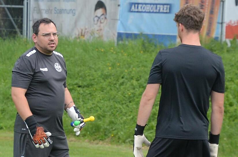 Torwarttrainer Fabian Kolb (l.) beim Trainingsauftakt der SpVgg Bayreuth.