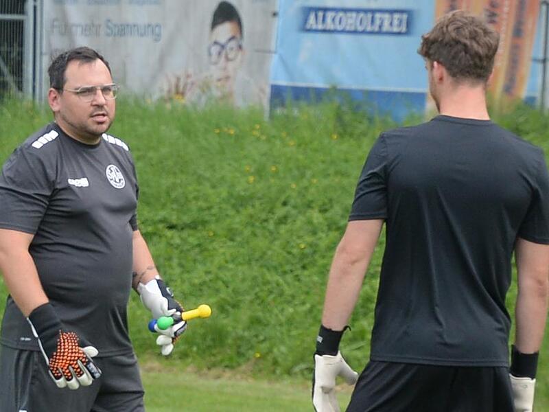 Torwarttrainer Fabian Kolb (l.) beim Trainingsauftakt der SpVgg Bayreuth.