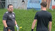 Torwarttrainer Fabian Kolb (l.) beim Trainingsauftakt der SpVgg Bayreuth.