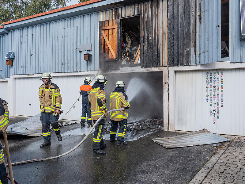 15.000 Euro Schaden durch technischen Defekt beim Laden: E-Bikes brennen die gesamte Garage niederGarage brennt in Forchheim