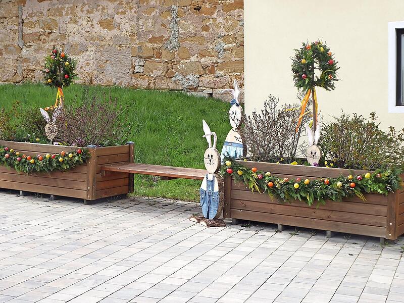 In Oberweilersbach hat der Gartenbauverein zwei Pflanzk&auml;sten mit Osterschmuck versch&ouml;nert.