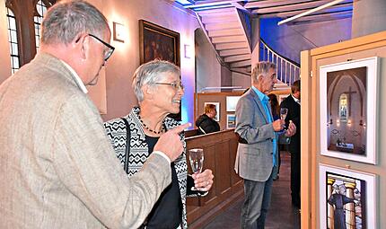 Dekan Friedrich Hohenberger mit Schirmherrin Berthild Sachs, Regionalbisch&ouml;fin, bei der Vernissage in der Petrikirche.Uschi Prawitz