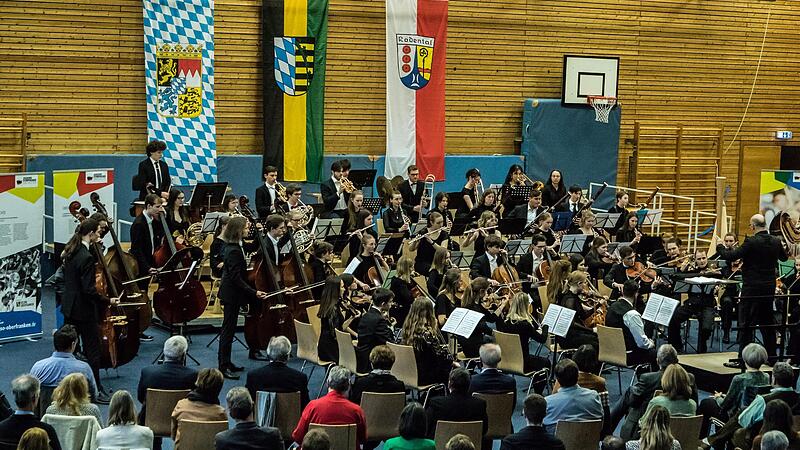 Zum Konzertsaal umfunktioniert: In großer Besetzung gastierte das Jugendsymphonieorchester Oberfranken in der Franz Göbel-Halle in Rödental. Zum Konzertsaal umfunktioniert: In großer Besetzung gastierte das Jugendsymphonieorchester Oberfranken in der Franz Göbel-Halle in Rödental.