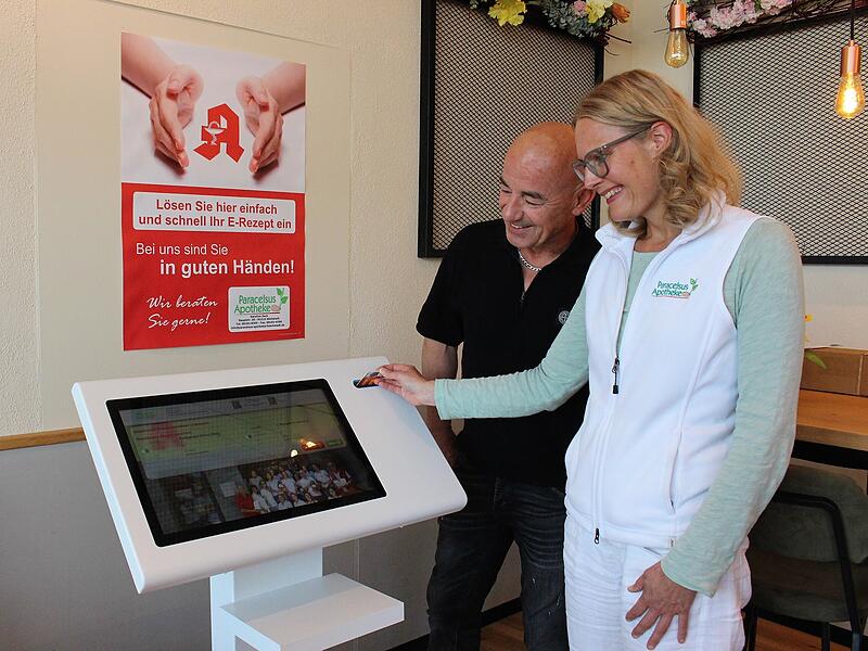 Karoline Zeck, Inhaberin der Paracelsus-Apotheke in H&ouml;chstadt, stellt das neue Ger&auml;t vor. Im Bild links B&auml;ckermeister Robert Burkard, der den Platz in seinem Cafe-Bereich zur Verf&uuml;gung gestellt hat.
