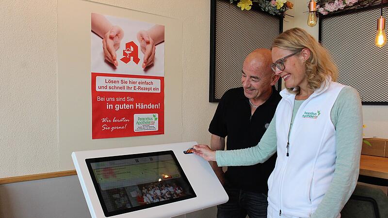 Karoline Zeck, Inhaberin der Paracelsus-Apotheke in H&ouml;chstadt, stellt das neue Ger&auml;t vor. Im Bild links B&auml;ckermeister Robert Burkard, der den Platz in seinem Cafe-Bereich zur Verf&uuml;gung gestellt hat.