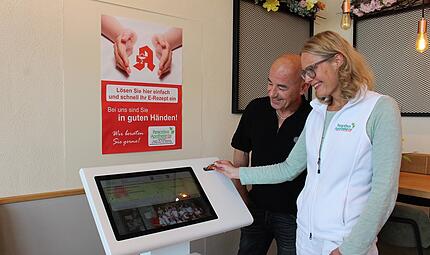 Karoline Zeck, Inhaberin der Paracelsus-Apotheke in H&ouml;chstadt, stellt das neue Ger&auml;t vor. Im Bild links B&auml;ckermeister Robert Burkard, der den Platz in seinem Cafe-Bereich zur Verf&uuml;gung gestellt hat.