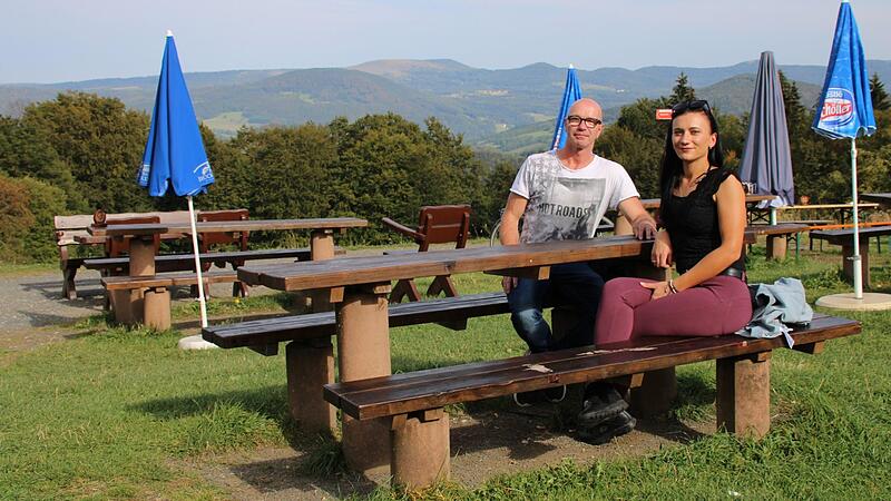 Frank und Julia Reuter sind die P&auml;chter des W&uuml;rzburger Hauses. Letztere nimmt Stellung zu dem AfD-Posts