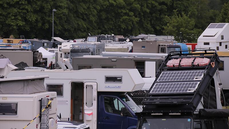 Der Campingground am Wertstoffhof ist  bereits am Mittwochmorgen gut gef&uuml;llt.