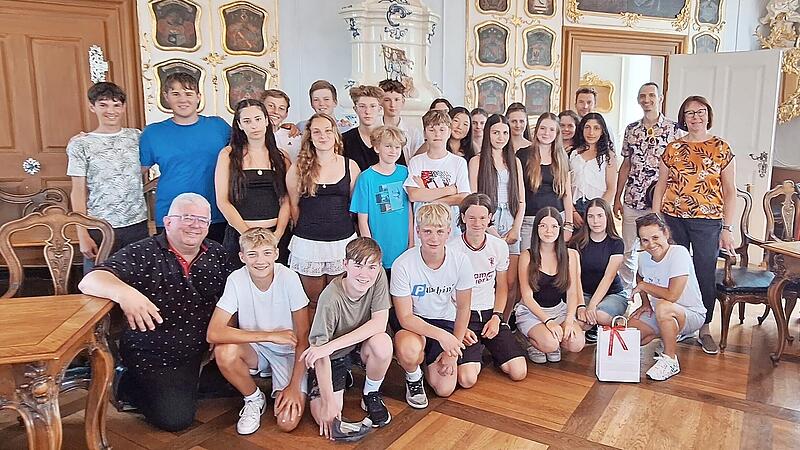 Die Villacher Sch&uuml;lerinnen und Sch&uuml;ler zu Besuch im Alten Rathaus mit B&uuml;rgermeister Wolfgang Metzner (von links), Paul Kircher, Johannes Hlawon, Barbara Karlbauer und Brigitte Riegelbauer von der Stadt Bamberg.