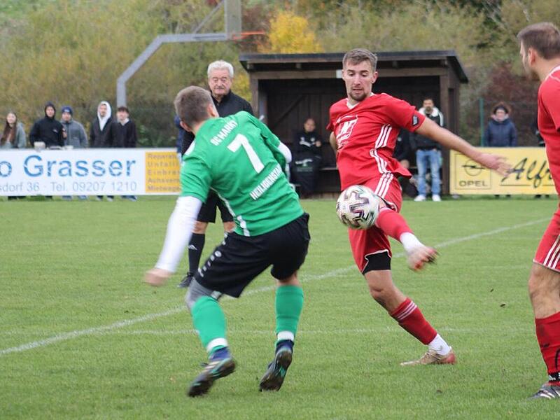 Von den gegnerischen Abwehrreihen kaum zu bremsen: Der K&ouml;nigsfelder Torj&auml;ger Johannes Stieg (rechts)