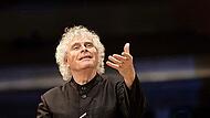 Sir Simon Rattle bringt zum Kissinger Sommer einige Ch&ouml;re mit. Das Jubil&auml;umskonzert findet am 12. Juli statt.