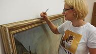 Restauratorin Cornelia Patterson hat im Sommer 2020 den Zustand der Bayerlein-Gemälde aus dem Rathaus vor der Einlagerung konserviert.
